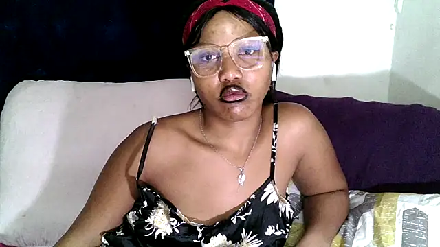 BUNNYCHOWX28 online show from December 3, 2025, 5:12 pm