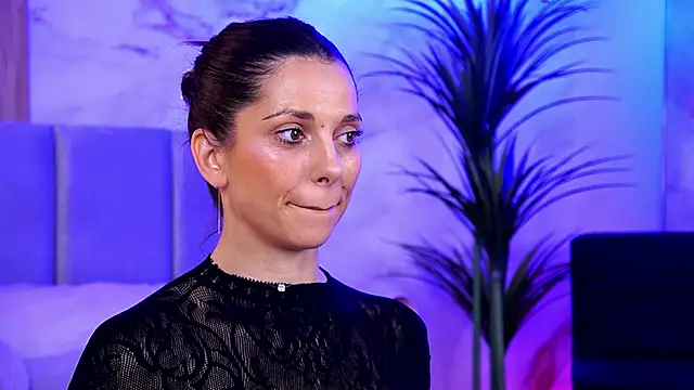 EllyLynn online show from October 19, 2025, 8:00 pm