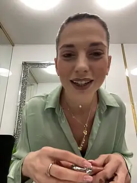 EllyLynn online show from April 4, 2026, 5:19 pm