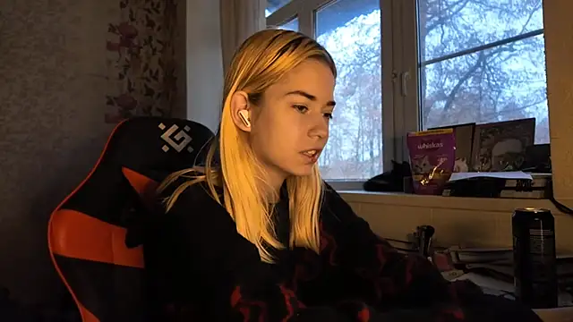 Witching Moon online show from December 3, 2025, 7:08 am