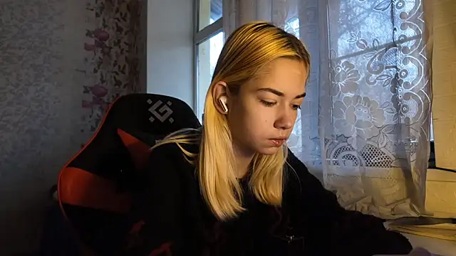 Witching Moon online show from November 18, 2025, 7:33 am