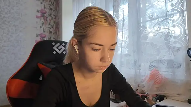 Witching Moon online show from November 6, 2025, 7:23 am