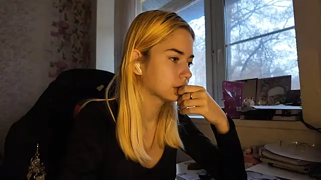 Witching Moon online show from December 1, 2025, 7:31 am