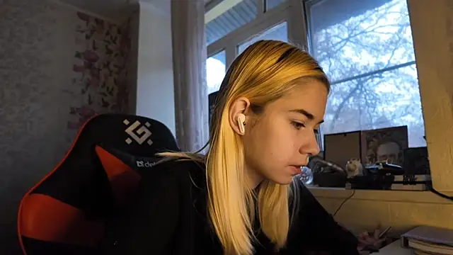 Witching Moon online show from November 21, 2025, 7:40 am