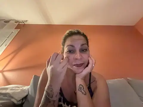 minettedusud online show from September 18, 2025, 8:34 pm