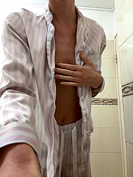 MilaRenee online show from October 7, 2025, 6:58 am