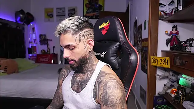 logan hugh8 online show from April 13, 2026, 8:02 pm