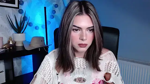 Snapshot of Nova_SIN chatting on October 6, 2025, 10:49 am Nova SIN online show from October 6, 2025, 10:49 am