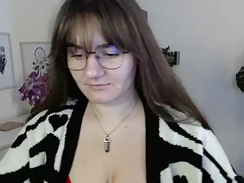 Julie Diamond online show from September 23, 2025, 12:34 pm