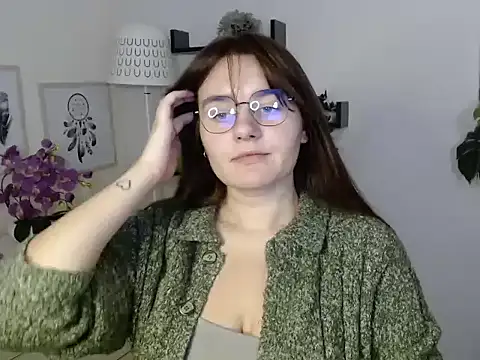 Julie Diamond online show from October 8, 2025, 12:39 pm