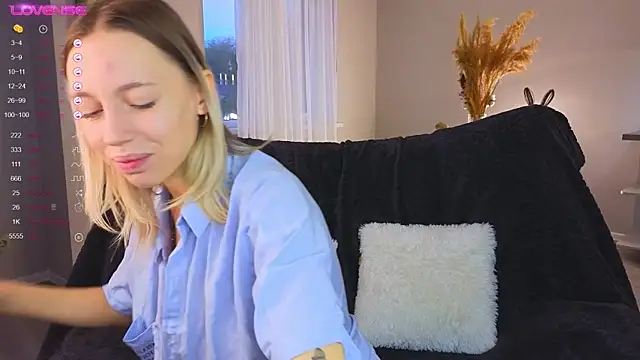 NyxaThorn online show from October 14, 2025, 2:39 pm