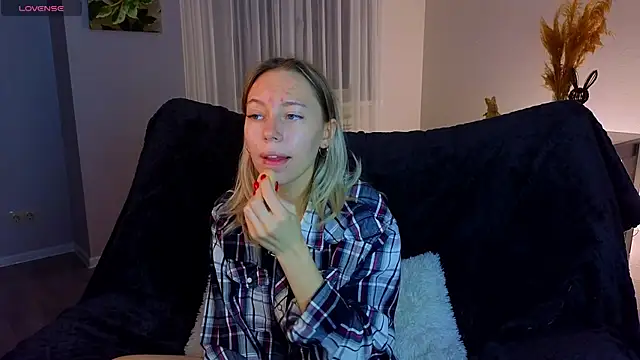 NyxaThorn online show from November 28, 2025, 2:39 pm