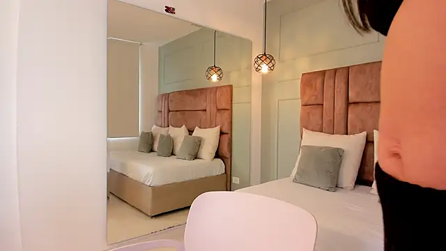 hannah miltonn online show from December 5, 2025, 9:34 pm