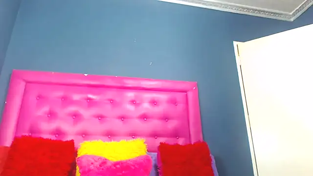 LoloQueen5 online show from February 18, 2026, 11:12 pm