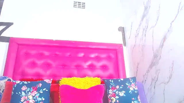Snapshot of LoloQueen5 chatting on June 8, 2026, 8:20 pm LoloQueen5 online show from June 8, 2026, 8:20 pm