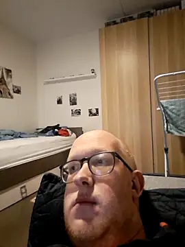 Snapshot of geilerd122 chatting on October 26, 2025, 5:35 pm geilerd122 online show from October 26, 2025, 5:35 pm