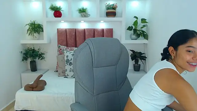 Milaa Star  online show from February 5, 2026, 3:35 am