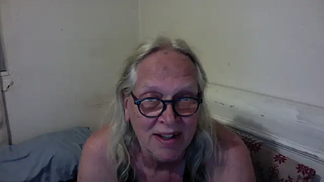OldLadySara online show from May 28, 2026, 4:31 am