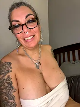 dieseldame1313 online show from November 7, 2025, 12:15 am