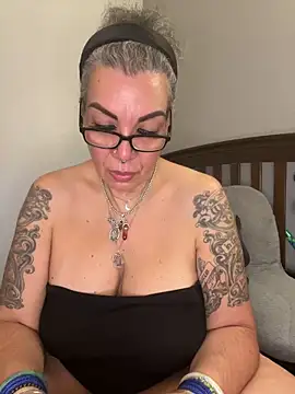 dieseldame1313 online show from September 30, 2025, 12:05 am