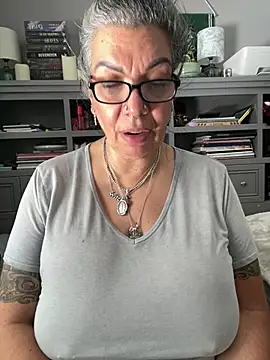 dieseldame1313 online show from June 6, 2026, 5:07 pm