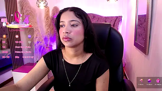 Snapshot of SophiaWalker_1 chatting on November 15, 2025, 11:47 am SophiaWalker 1 online show from November 15, 2025, 11:47 am