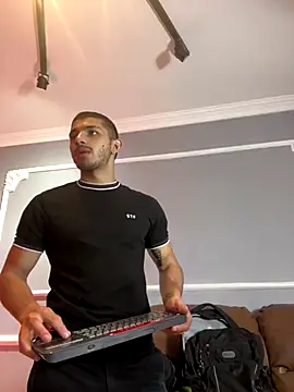 ArturoCardona  online show from October 22, 2025, 12:59 pm