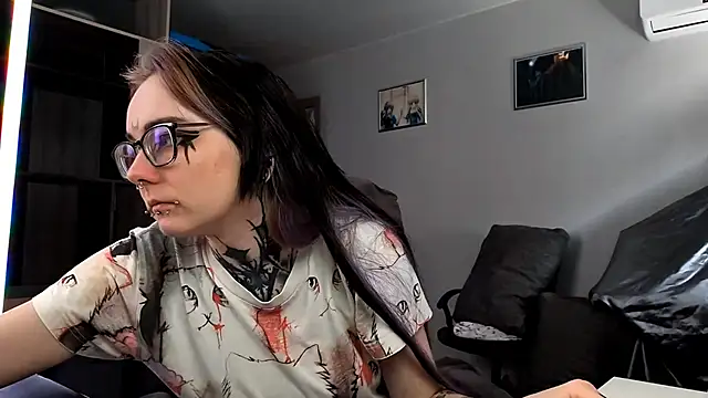 Snapshot of HighelikeGirl chatting on October 2, 2025, 8:29 am HighelikeGirl online show from October 2, 2025, 8:29 am