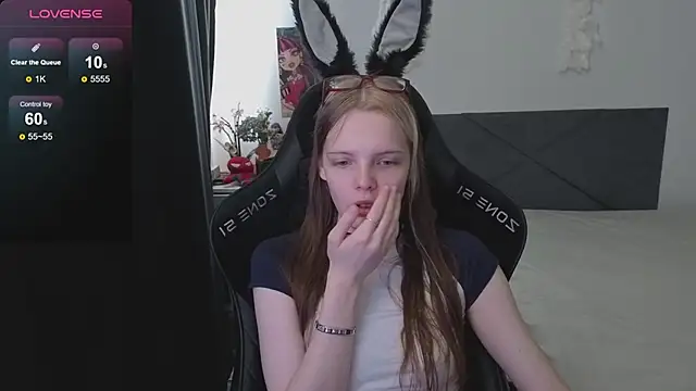 Luna Navy online show from October 6, 2025, 9:21 am