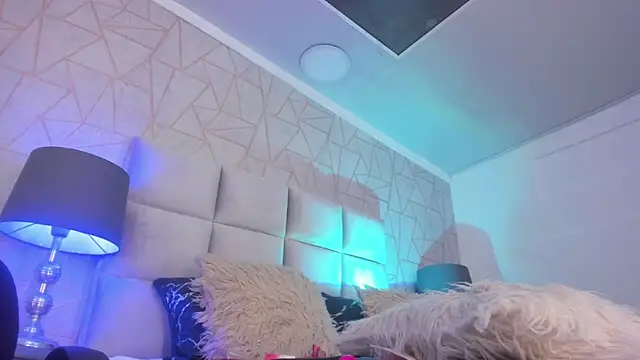 Yara Bliss  online show from December 13, 2025, 8:04 pm