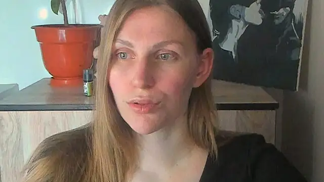 JuliaMuuun online show from April 2, 2026, 9:32 pm