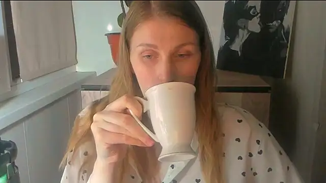 JuliaMuuun online show from April 6, 2026, 9:16 pm