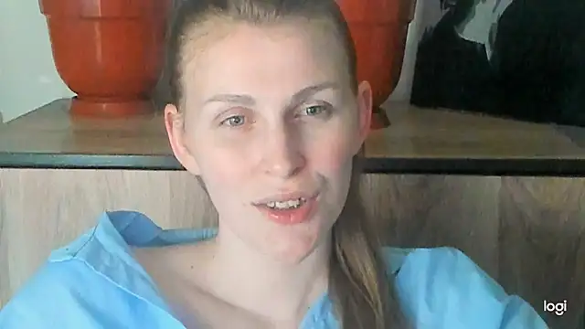 JuliaMuuun online show from May 12, 2026, 9:54 pm