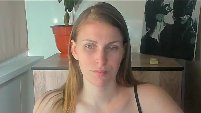 JuliaMuuun online show from April 16, 2026, 9:15 pm