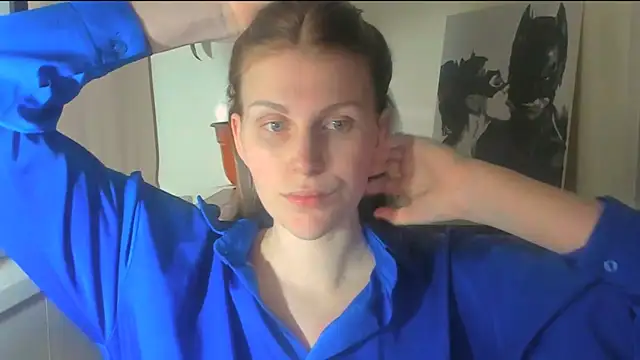 JuliaMuuun online show from April 7, 2026, 7:48 pm