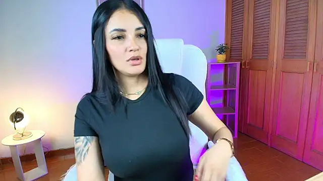 Snapshot of Julieta92_ chatting on June 25, 2026, 10:37 pm Julieta92 online show from June 25, 2026, 10:37 pm