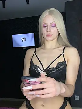 FavoriteKira online show from April 10, 2026, 4:03 pm