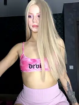 FavoriteKira online show from March 21, 2026, 6:12 pm