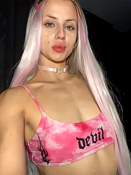 FavoriteKira online show from September 12, 2025, 5:24 pm