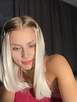 FavoriteKira online show from September 8, 2025, 4:39 pm