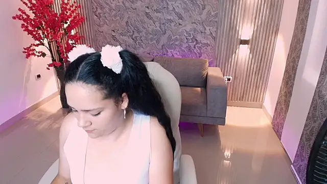 karlie small online show from September 18, 2025, 7:50 pm