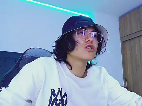 dirty model online show from October 19, 2025, 8:50 am