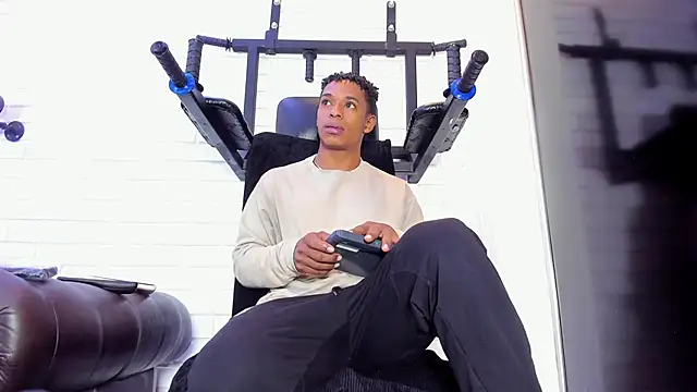 ItaloMoore online show from November 10, 2025, 11:48 am