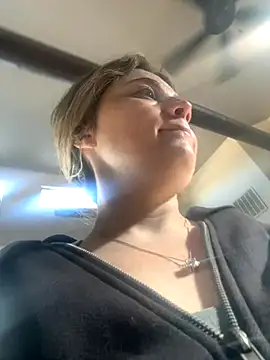 Snapshot of M1l3yD3w chatting on November 12, 2025, 4:44 pm M1l3yD3w online show from November 12, 2025, 4:44 pm