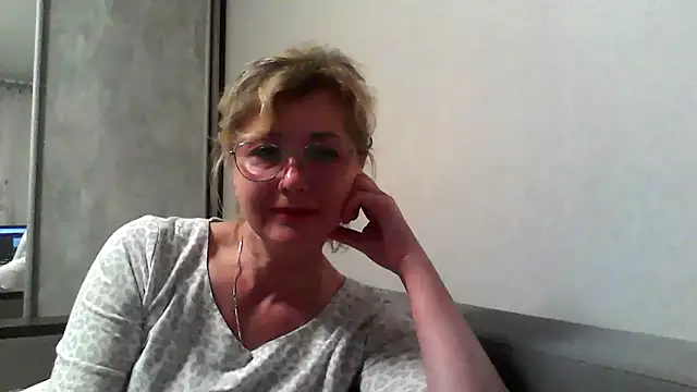 Snapshot of IrynaMolbertx chatting on October 4, 2025, 6:53 pm IrynaMolbertx online show from October 4, 2025, 6:53 pm