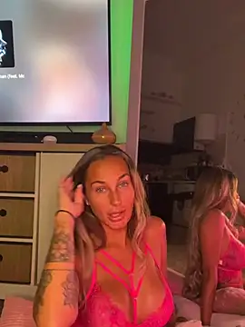 Snapshot of Rosieredxox chatting on July 7, 2026, 8:45 pm Rosieredxox online show from July 7, 2026, 8:45 pm