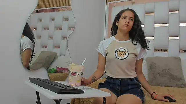 Snapshot of MiaCours chatting on October 12, 2025, 2:07 pm MiaCours online show from October 12, 2025, 2:07 pm