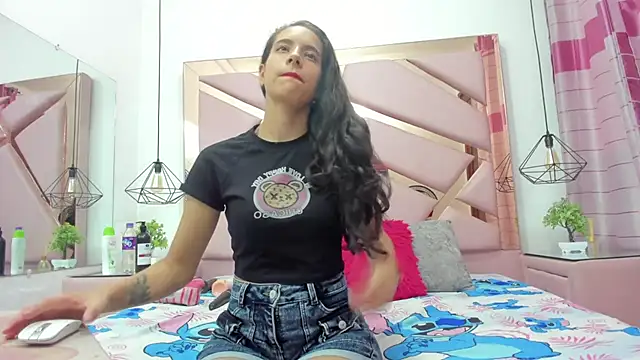 Snapshot of MiaCours chatting on November 19, 2025, 7:03 pm MiaCours online show from November 19, 2025, 7:03 pm