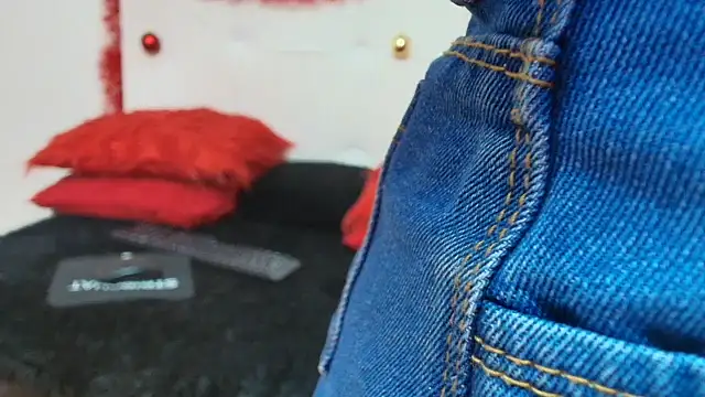 Snapshot of amy_lennox chatting on December 18, 2025, 12:31 pm amy lennox online show from December 18, 2025, 12:31 pm