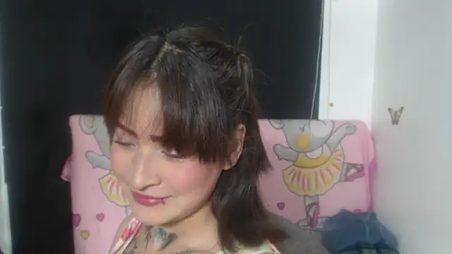 evelynesex online show from April 13, 2026, 3:32 am